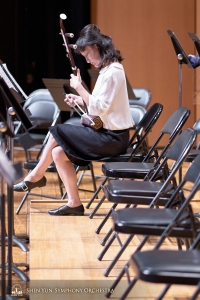 After two successful shows in Taipei, the group next traveled to Taichung in central Taiwan. Here, erhu soloist Xiaochun Qi warms up.