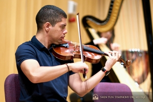 Violinisten Gustavo Briceño övar på Pingtungs scenkonstcenter i Taiwan.