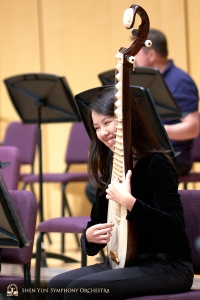 Pipaspielerin Yuru Chen hat Freude an der Probe.