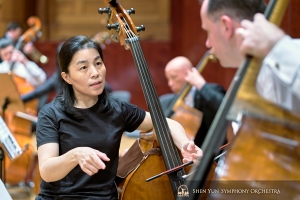 Pemain bass Hui-Ching Chen sedang berdiskusi masalah teknik dengan pemain utama bass Juraj Kukan.