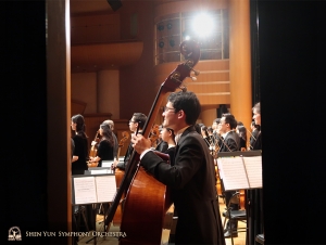 Hudebníci jsou odměněni potleskem v Hsinchu Performing Arts Center. (Fotila sólistka na erhu Linda Wang)