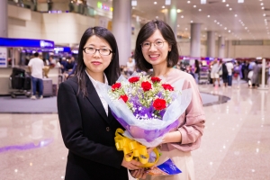 La violinista solista Fiona Zheng riceve in dono un bel bouquet di fiori.