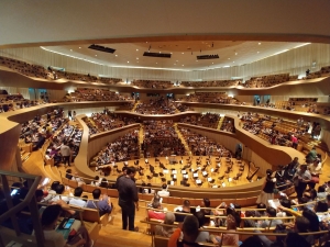 Záběr koncertního sálu během přestávky.