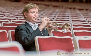 Trompettist Jimmy Geiger warmt op in de zaal.