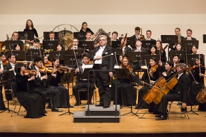 Le chef d'orchestre Milen Nachev dirige le public pour un rappel amusant.