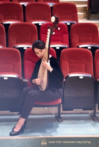 Pemain pipa Yu-Ru Chen menemukan sebuah sudut yang hening untuk melakukan pemanasan, di Hall pertunjukan Yunlin Performing Arts.