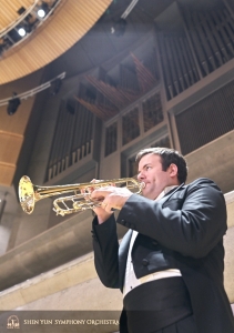小號首席演奏家埃里克·羅賓斯（Eric Robins）在萊湯遜音樂廳內的管風琴下練習。