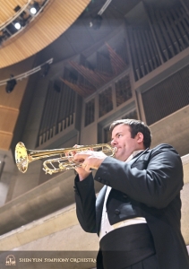 1. Trompeter Eric Robins und im Hintergrund die Orgel der Roy Thomson Hall.