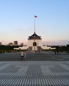 Mitten in der Hauptstadt Taiwans, die Chiang Kai-Shek Memorial Hall von Taipei bei Sonnenuntergang.