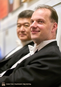 Die Bassisten Wei Liu und Juraj Kukan vor der Vorstellung in der Carnegie Hall.