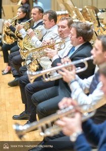 De trompetten en Franse hoorns van het Shen Yun Symfonie Orkest.	