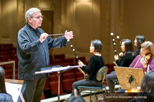 Dirigent Milen Nachev leidt de repetitie met het erhu trio.