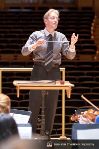 Dirigent Dmitry Russu aan het werk tijdens een repetitie in het Music Center in Strathmore, North Bethesda, Maryland. (Foto door percussionist Tiffany Yu)