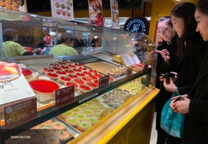 Under tiden kunde dansarna (från vänster) Evangeline Zhu, Justina Wang och Angela Liu inte avstå från en möjlighet att provsmaka några japanska ostkakor. (Foto: Jessica Si)
