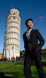 Première halte à Florence en Italie. Le danseur Sam Pu en visite à la Tour de Pise avant les cinq représentations à guichets fermés au Teatro del Maggio Musicale Fiorentino. (Photo d’Andrew Fung)