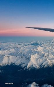 Puis la compagnie Shen Yun survole les montagnes pour  se lancer dans l'étape suivante : la tournée européenne. (Photo par le danseur Andrew Fung)