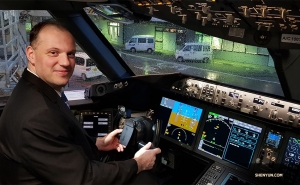 Principal bassist Juraj Kukan helped the performers land smoothly (just kidding). Upon arrival at the gate, the kind airline staff allowed Shen Yun performers to view the cockpit of the new Boeing 787-10 Dreamliner.