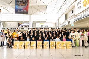 Shen Yun arriva in Giappone. Ecco gli artisti prima dello spettacolo di apertura al Teatro dell’Arte della Prefettura di Aichi a Nagoya. 