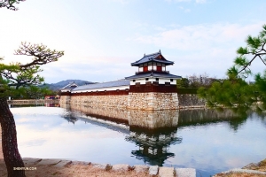 Das Schlossgelände ist von einem beeindruckenden Wassergraben umgeben.

(Foto: Tänzer Tony Zhao)