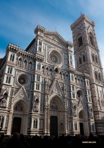 Het is moeilijk de uitgebreide gevel van de kathedraal van Florence niet te zien.

(Foto door Andrew Fung)