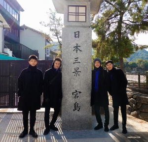 Dansers (van links naar rechts) Bryant Zhou, Tsjaad Chen, Daniel Sun en Felix Sun verkennen samen het eiland Miyajima.