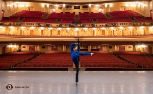 Tymczasem tancerz Ty Chen rozgrzewa się przed pierwszym występem Shen Yun Global Company w War Memorial Opera House w San Francisco (Zhiheng Li)