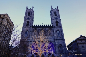 Witamy w Montrealu, Kanadzie. Artyści z Shen Yun World Company odwiedzają bazylikę Notre-Dame tuż przed ich pierwszym występem w Place des Arts - Salle Wilfrid-Pelletier (Jack Han)