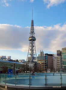 這可不是埃菲爾鐵塔，它是日本的名古屋電視塔，內部設有餐館和保齡球館。（攝影：孫天琪）

