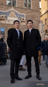 Los bailarines Hungwei Sun (izquierda) y Eric Wang de la Compañía de Gira de Shen Yun disfrutan de Florencia, Italia, entre funciones. 

(Foto del bailarín Andrew Fung)