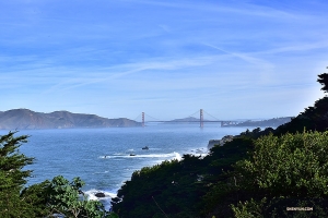 Zo dichtbij, maar toch zo ver weg: de kilometerslange Golden Gate Bridge van veraf gezien.

(Foto door Johnny Chao)