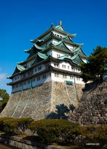 Danser Felix Sun legt het prachtige Nagoya kasteel vast. 
