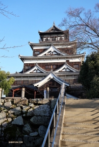 Le château d'Hiroshima ne déçoit pas. Le bâtiment principal, haut de cinq étages, offre, du sommet, une vue panoramique sur la ville. 

(Photo de la danseuse principale Angelia Wang)