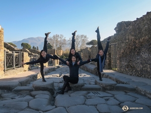 Sophie Xie biedt haar collega's (van links naar rechts) Xindi Cai, Ceci Wang en Jenni Song ondersteuning terwijl ze balanceren op de stad die goed bewaard is gebleven door de as van de uitbarsting van de berg Vesuvius in 79 na Chr. 

(Foto door danseres Diana Teng)