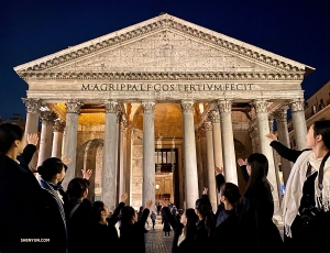 Dansare presenterar ett av de bäst bevarade monumenten i Rom: Gudarnas tempel - Pantheon! 

(Foto: Rachael Bastick) 