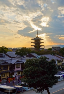 Yasaka Pagode in der Abenddämmerung.

(Foto: Tänzer Felix Sun)