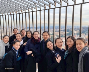 Na 551 treden (maar wie telt er?) bereiken de dansers van Shen Yun Touring Company de top van de koepel van de Sint-Pietersbasiliek.

(Foto door sopraan Rachael Bastick)  