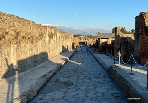 En glimt av den avlägsna månen som lyser nere på en av vägarna i Pompeji. 

(Foto: Rachael Bastick)