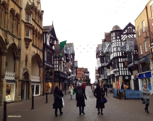 From left, projectionist Annie Li, Emcee Victoria Zhou, and dancer Madeline Lobjois stroll the streets of Chester, which have a history of 2,000 years.

(Photo by Kexin Li) 