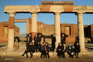 De artiesten poseren tussen oude Romeinse ruïnes na 4 uitverkochte voorstellingen in het Teatro di San Carlo in Napels.