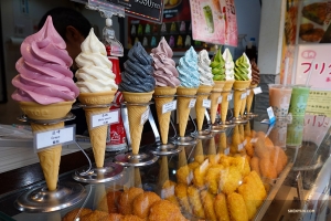 Penari Felix Sun menemukan bahwa dirinya tidak kekurangan rasa es krim untuk dipilih di sebuah kedai di luar Kuil Kiyomizu-dera. 
(Foto oleh Felix Sun)
