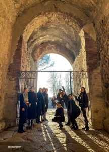 Le groupe immortalise ce moment ensemble à la sortie du théâtre.