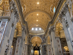 Le groupe découvre l’intérieur de la Basilique Saint Pierre, ce haut lieu de l’architecture de la Renaissance. 

(Photo de Han Ye)