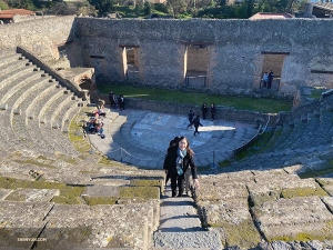 Les danseurs trouvent encore d’autres escaliers à gravir.