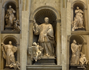 Verfijnde beelden van christelijke heiligen sieren de binnenkant van de Sint-Pietersbasiliek.

(Foto door Yuli Ye)
