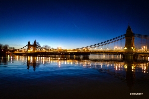 Voici le tout premier pont suspendu d'une grande ville connue. Il a été construit en 1887 et est le seul pont de ce type au monde. Pouvez-vous deviner dans quelle ville se trouve la compagnie internationale Shen Yun ? (Photo du danseur Tony Xue)