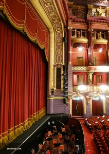 Des sièges supplémentaires ont été installés pour les trois représentations prévues dans ce  grandiose théâtre datant de 1891. (Photo de Jeff Chuang)