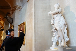 Il ballerino Joe Chang scatta una foto ad una delle tante opere d'arte esposte. (Foto di Jeff Chuang)