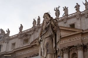 Onder de vele sierlijke beelden van de renaissance-architectuur is er één van Sint Pieter zelf.

(Foto door eerste solist William Li)