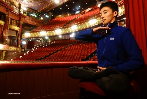 Il ballerino Joe Chang trova un posto tranquillo per fare una meditazione pre-esibizione al Palace Theatre di Manchester, Regno Unito. (Foto del ballerino Jeff Chuang)