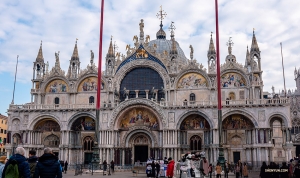 De beroemde gevel van de beroemdste kerk van Venetië, de San Marco-basiliek. Het werd in de 11e eeuw gebouwd.

(Foto door Andrew Fung)